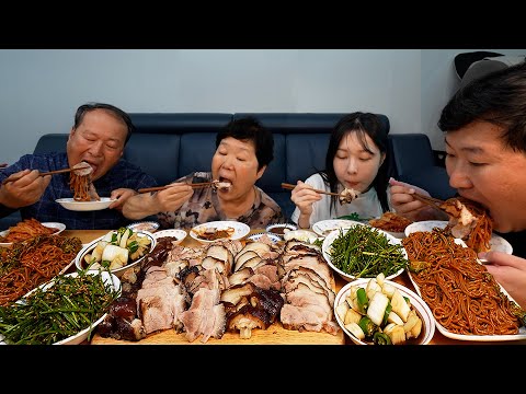 가마솥에 푹 삶은 왕족발과 막국수 부추무침 양파절임까지 Jokbal Boiled pig s feet