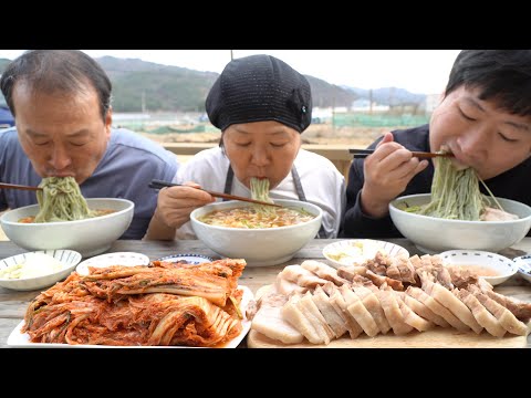 맛있게 삶은 삼겹살 수육과 뽕잎 국수 Mulberry leaf noodles with Boiled Pork