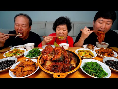 묵은지 고등어찜과 미나리무침 애호박전 등 제철 반찬으로 정성껏 차린 밥도둑 집밥 한 상 Aged