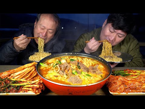 사골 육수에 한우 양지 넣어 끓인 소고기 라면 Beef brisket instant noodles 요리