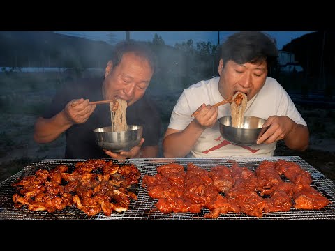 숯불에 직화로 구운 양념 숯불 닭갈비와 시원한 냉면 한 그릇 Charcoal grilled Spicy