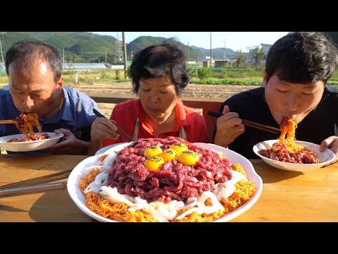 싱싱하고 고소한 육회와 매콤한 비빔라면의 조합 Yukhoe with Spicy instant noodles