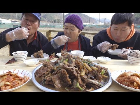 가마솥에 푹 고아 만든 등뼈찜 Steamed backbone 요리 먹방 Mukbang eating show