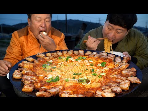 맛있게 구운 삼겹살과 김치에 순두부 넣은 순두부 삼겹 김치전골 Samgyeopsal with Soft