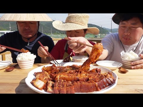잘 익은 김치로 만든 묵은지 삼겹살찜 Braised Pork Belly and Ripe Kimchi 요리