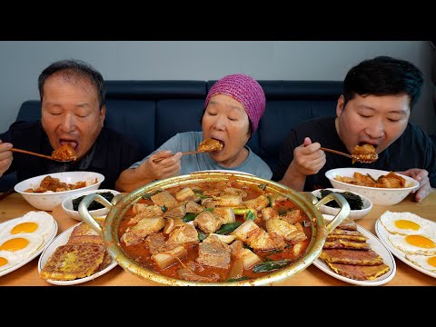 큼직하게 썬 생고기 넣고 맛있게 끓인 돼지고기 김치찌개 와 밥도둑 햄구이 Pork and Kimchi