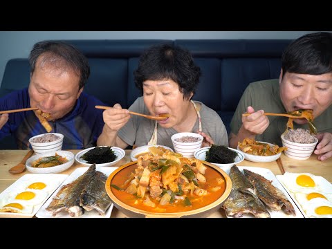 고등어 구이와 잘 익은 김치로 만든 김치찌개 집밥 한상 Kimchi stew Grilled Mackerel