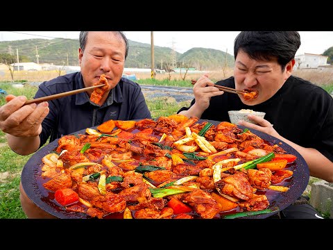 닭볶음탕에 삼겹살을 넣어 솥뚜껑 삼도리탕 먹방 Spicy braised chicken with pork