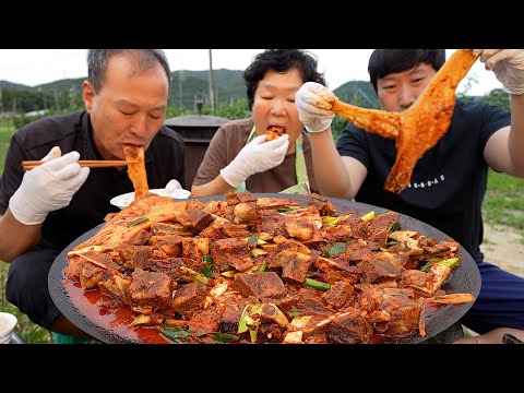 부드러운 한우 갈비에 잘 익은 묵은지를 넣은 묵은지 한우갈비찜 Braised beef ribs with