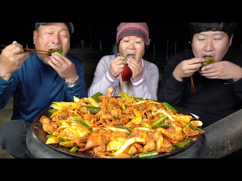맛이 없을 수가 없는 솥뚜껑 김치제육볶음 Stir fried Pork with Kimchi on a