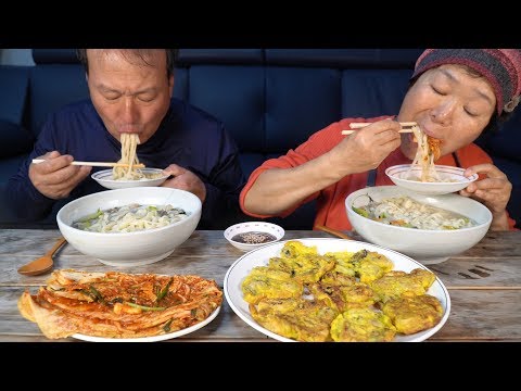 제철 굴로 만드는 굴칼국수와 굴전 Noodle soup with oysters Oyster pancake