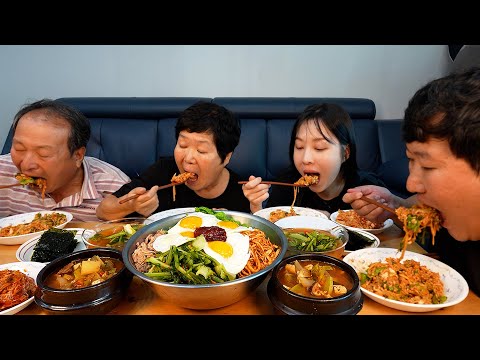 직접 담근 싱싱한 열무김치와 부드러운 보리밥으로 만든 열무보리비빔밥 Young radish Barley