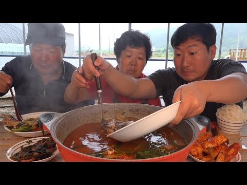 비오는날 비닐하우스에서 붕어매운탕 Spicy carp stew 요리 먹방 Mukbang eating show