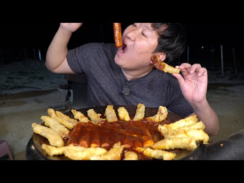 쫄깃한 가래떡으로 만든 떡볶이와 솥뚜껑에서 튀긴 오징어튀김 Tteokbokki Deep fried