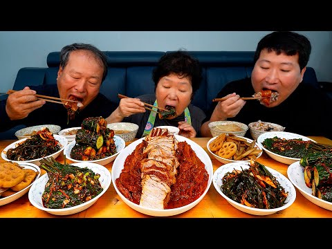 묵은지 통삼겹찜에 오이소박이와 각종 집밥 반찬들로 푸짐한 한 상 Steamed pork belly with