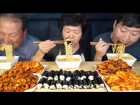 아삭한 섞박지와 매콤한 오징어어묵볶음 곁들인 꼬마김밥 Mini gimbap Seokbakji Stir