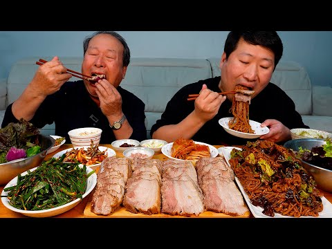 부드럽게 삶은 삼겹살 수육에 막국수 별미인 멸치양파무침까지 Boiled Samgyeopsal