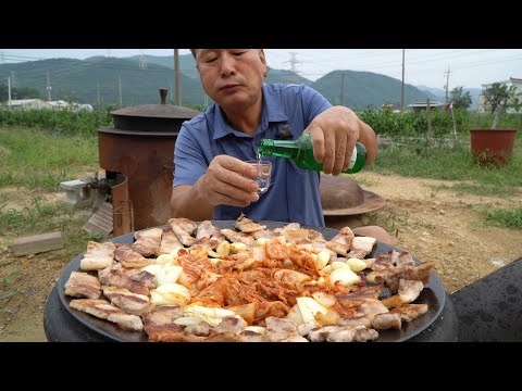 솥뚜껑삼겹살에 김치와 양파 가득 혼술 한 잔 Samgyeopsal on a cauldron lid with