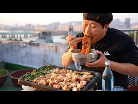 옥탑에서 구워 먹는 대창 곱창에 혼술 한 잔 Grilled intestines Soju at Rooftop