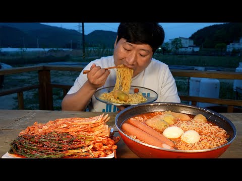 아삭한 무김치와 소세지 계란까지 넣은 신라면 먹방 Hot spicy instant noodles with