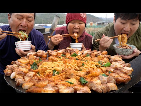 삼겹살 구운 솥뚜껑에 김치 전골을 끓인 맛있는 조합 Kimchi stew with Grilled
