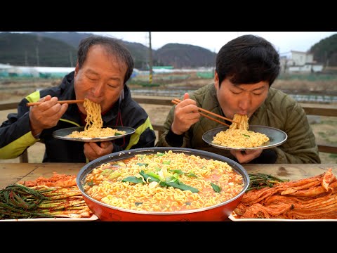 파 송송 갓 꺼낸 계란 탁 아버지와 야외 라면 먹방 Instant noodles with eggs 요리