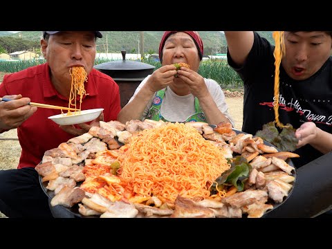 맛 없을 수 없는 조합 솥뚜껑 삼겹살 김치에 배홍동 비빔면 Samgyeopsal Bibim noodles
