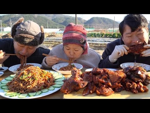 불족발 가마솥에 익힌 족발에 매운 양념 묻혀 숯불에 구운 불족발 Spicy Jokbal pigs feet