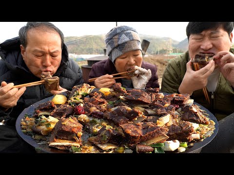 맛과 함께 뜯어 먹는 재미까지 솥뚜껑 한우 갈비찜 Korean style Braised Beef Ribs