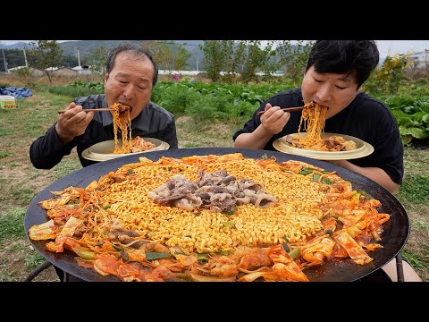 솥뚜껑에 맛있게 구운 차돌박이에 진짬뽕 각종 야채 넣어 만든 차돌짬뽕 Beef brisket