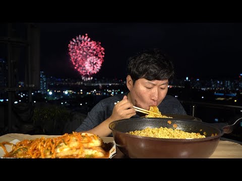 화려한 불꽃축제 배경으로 삼양라면 먹방 with 불꽃축제 영상 요리 먹방 Mukbang eating show