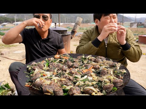 신림동 백순대 를 솥뚜껑에 직접 만들어 먹방 Korean sausage with sauteed