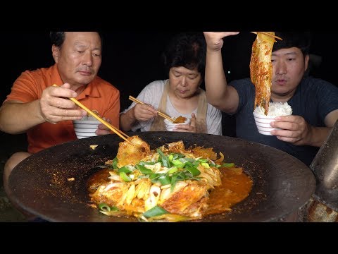 통통한 고등어와 잘 익은 묵은지 조합 고등어묵은지찜 Braised Mackerel and aged