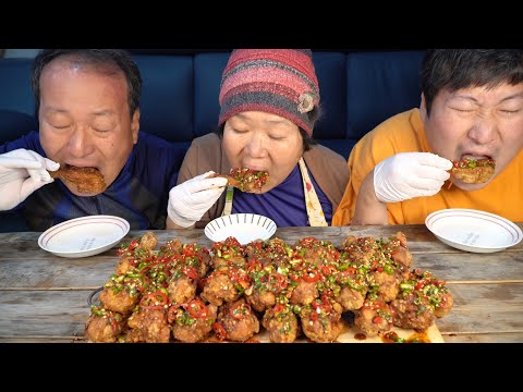 매운 고추 양념을 맛있는 닭다리에 듬뿍 발라 Fried chicken legs with hot spicy