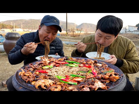 먹물의 진한 풍미 쭈꾸미와 새우 관자에 소면까지 들어간 쭈꾸미 볶음 Stir fried jjukumi