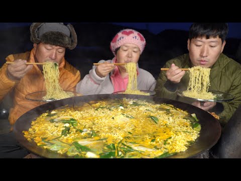 텃밭에서 캐온 파 듬뿍 넣은 파 삼양라면 Samyang ramen with Green onions on a