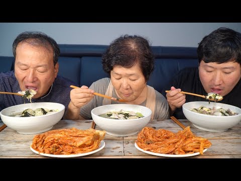 잘 익은 김치와 떡만두국 Rice cake and dumpling soup 한 그릇 후루룩 요리 먹방