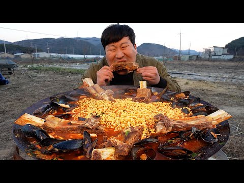 커다란 대왕 갈비와 홍합 오징어까지 넣어 만든 대왕 갈비짬뽕 Jjamppong with Big beef