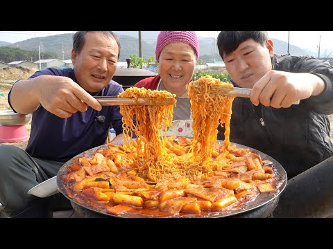 라면사리 가득 넣은 솥뚜껑 라볶이 Rabokki Stir fried Rice Cake with Ramen
