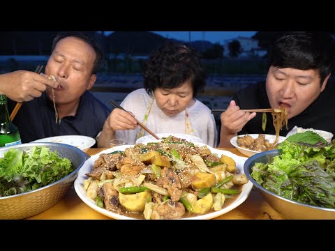 간장소스에 당면 야채 가득 가마솥 찜닭 Braised soy sauce Chicken with