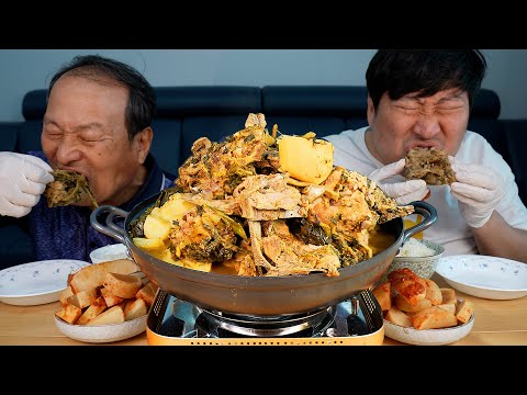 시래기와 감자 등뼈 가득 넣은 가마솥 시래기 감자탕 Pork Back bone Stew with