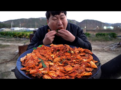 어머니가 해주신 매콤한 밥도둑 솥뚜껑 돼지고기 김치 두루치기 Stir fried pork with