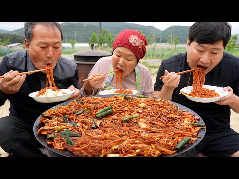 빨간 잡채를 솥뚜껑으로 뚝딱 만들어 먹방 Red spicy Japchae on a cauldron lid