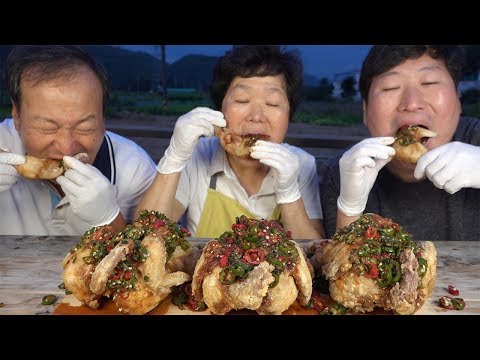 매운 고추를 듬뿍 뿌려 직접 만든 고추통닭 Fried chicken with hot spicy chili