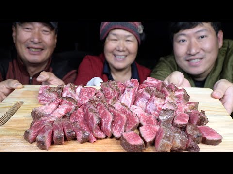 숯불로 초벌 구워 솥뚜껑에 익힌 소고기 등심 Charcoal grilled Beef sirloin 요리