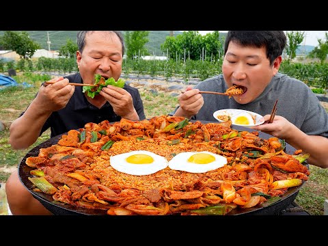 솥뚜껑에 요리한 돼지고기 김치 두루치기에 볶음밥까지 한 번에 Stir fried pork Fried