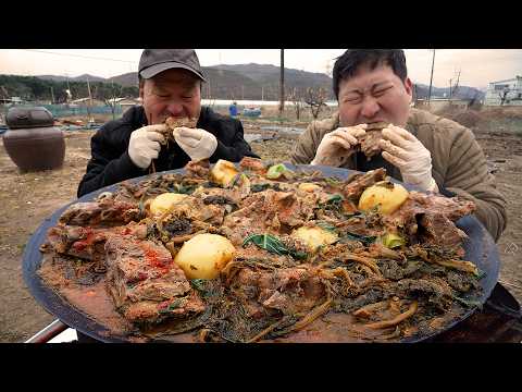 솥뚜껑감자탕 뼈마다 부드러운 살코기 가득 솥뚜껑에 진한 감자탕 한 솥 먹방 Pork bone soup 요리