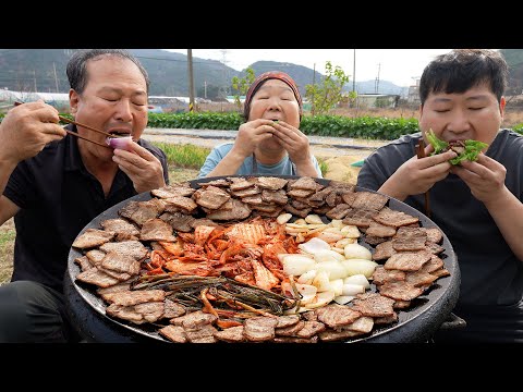 짚불에 직화한 삼겹살과 파김치 양파 마늘을 솥뚜껑에 구워 먹방 Grilled Samgyeopsal on