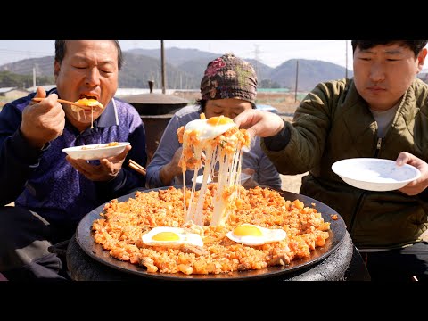 깍둑깍둑 썬 깍두기와 치즈 가득 솥뚜껑 깍두기 볶음밥 Fried rice with Kkakdugi 요리