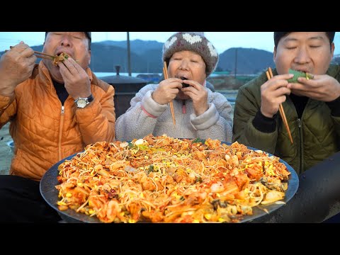 싱싱한 굴과 김치 각종 야채 대패삼겹살을 함께 굴삼구이 Grilled Samgyeopsal with
